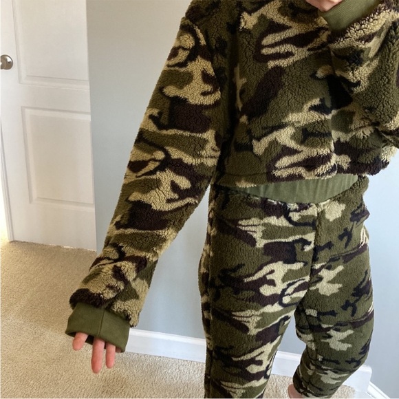 Camo Color 2 Piece Sherpa Set - Picture 6 of 12